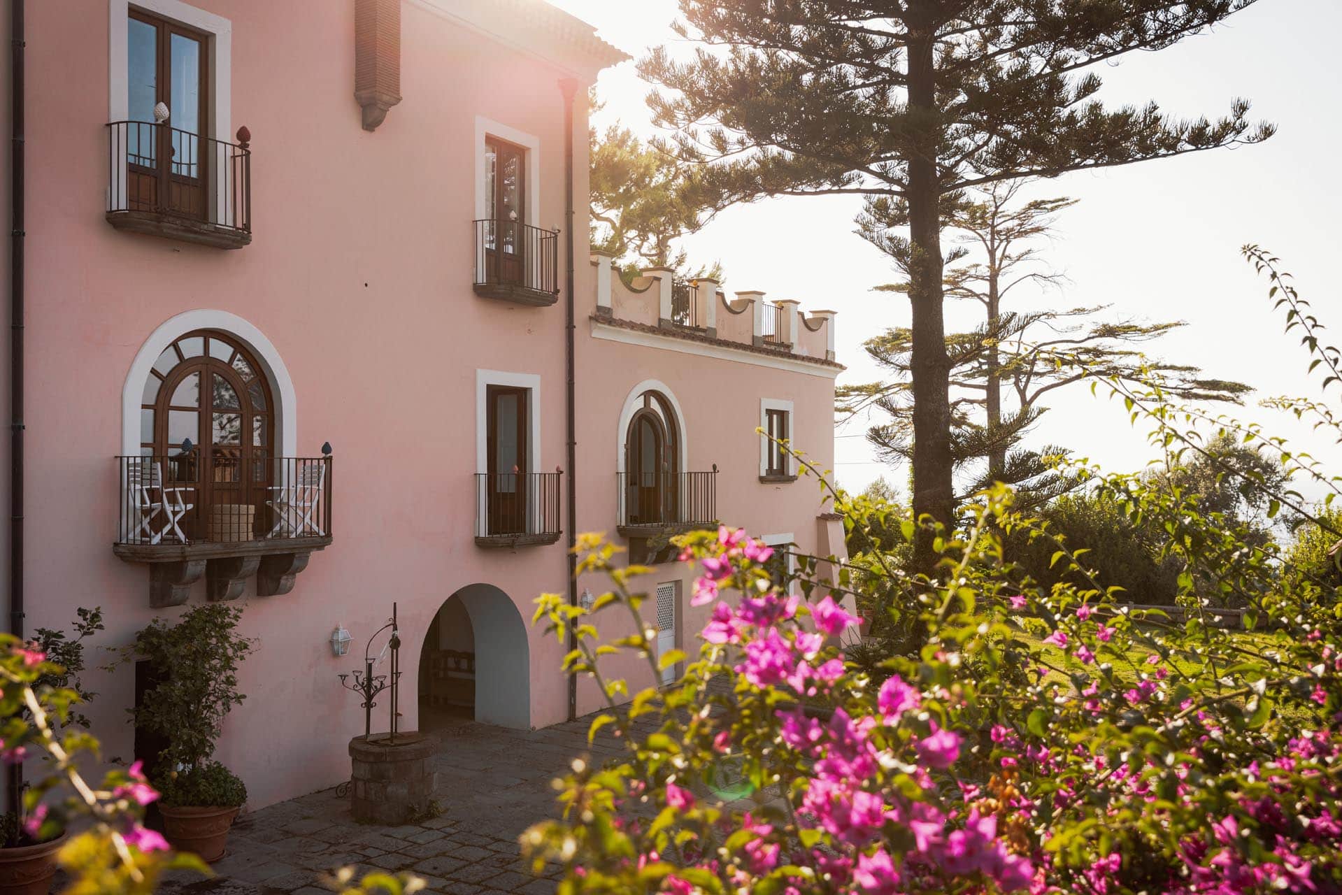 Facciata della villa con bouganville